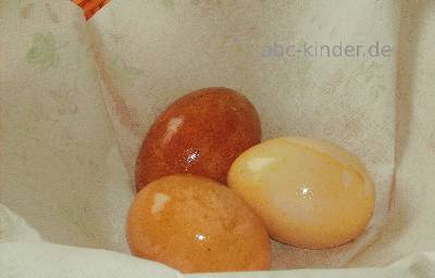 Ostereier mit Zwiebelschalen gefärbt