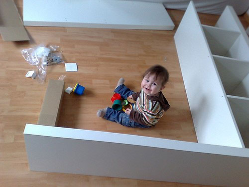 Kleinere und leichtere Möbel müssen besonders im Kinderzimmer angeschraubt werden