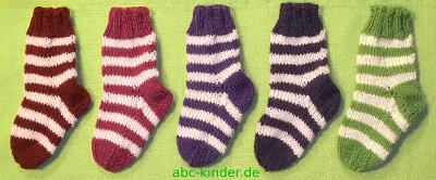 Selbst gestrickte Ringelsocken - Socken fürs Babys