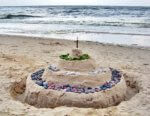 Torte aus Sand am Strand